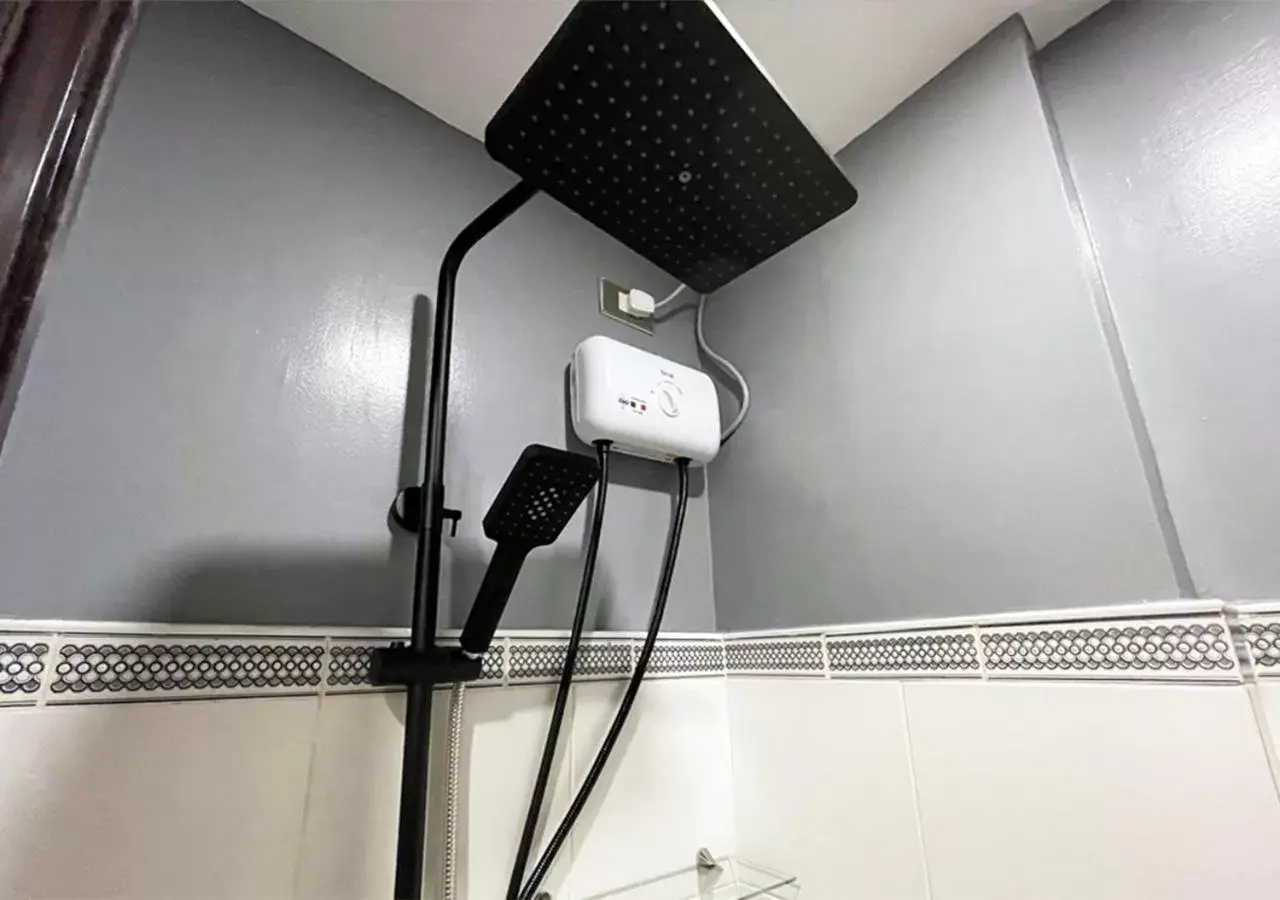 Shower in mySTAY Hotel BGC North